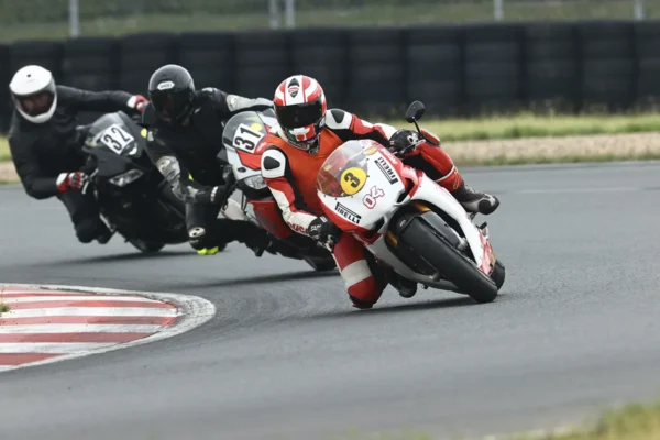 drei teilnehmer des rennstreckentraining in oschersleben