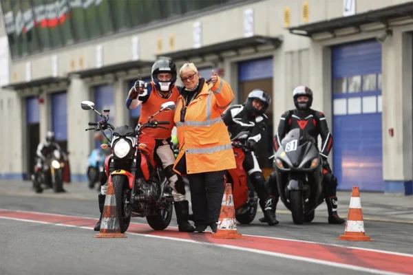 mitarbeiterin der motorsportarena oscherselben mit teilnehmer